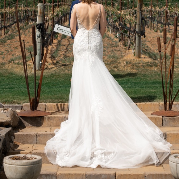 Essence of Australia bridal gown D3395